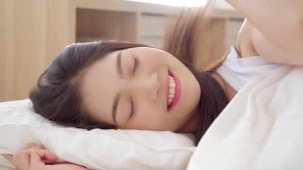 Mulher Asiática Sorrindo Deitada Cama Quarto Bela Mulher Japonesa Usando — Vídeo de Stock