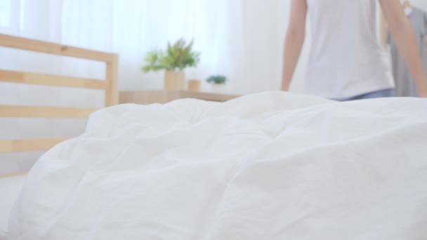 Asyalı Kadın Yatak Odasında Yatakta Yatan Komik Mutlu Gülümseyen Güzel — Stok video