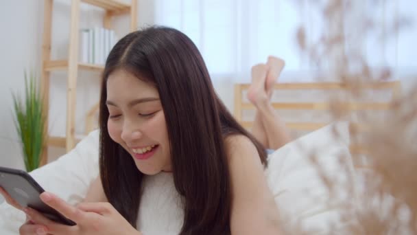 Slow Motion Ung Asiatisk Kvinna Som Använder Smartphone Kontrollera Sociala — Stockvideo