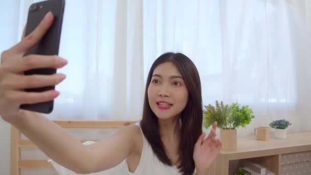 年轻的亚洲青少年妇女Vlog在家里 女性使用智能手机制作Vlog视频到社交媒体在卧室 生活方式女人放松在早上在家里的概念 慢动作拍摄 — 图库视频影像