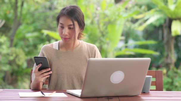 Mujer Asiática Independiente Que Trabaja Casa Mujer Negocios Que Trabaja — Vídeo de stock