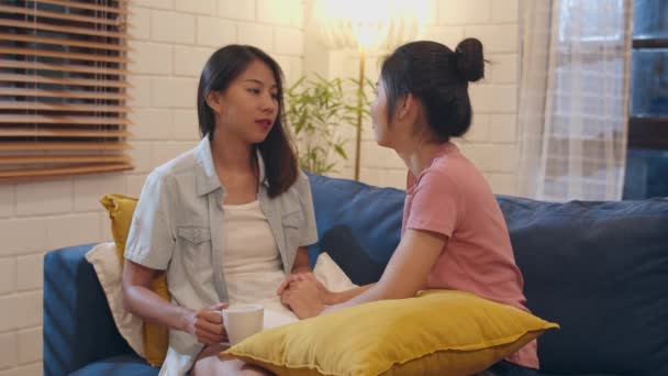 Unga Asiatiska Kvinnor Medkänsla Hennes Vänner Hemma Asien Kvinnlig Ledsen — Stockvideo