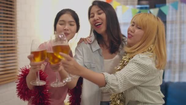 Grupo Mujeres Asiáticas Fiesta Casa Mujeres Bebiendo Cóctel Bailando Cantando — Vídeo de stock