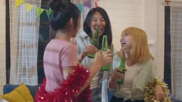 Groupe Femmes Asiatiques Fête Maison Femme Boire Bière Dansant Chantant — Video