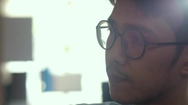 Asya yaratıcı adam çizim çalışma planı kağıt üzerinde. Genç profesyonel iş erkek düşünmek ve tuğla, iş durumu, Loft ofis kavramı başlangıç kağıt üzerinde bilgi hatırlatma yazmak.