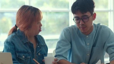 Dizüstü bilgisayar üzerinde çalışan Genç Asya yaratıcı takım toplantısı. Profesyonel iş adamı ve kadın içki kahve Grubu, tartışmak ve yeni bir fikir düşünme, iş durumu, modern ofis kavramı takım çalışması.