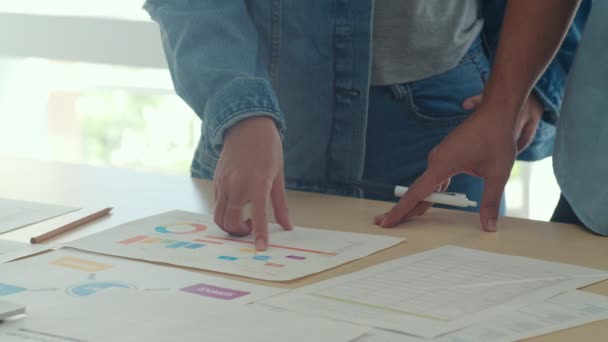 Joven Reunión Equipo Creativo Asiático Trabajo Grupo Hombres Mujeres Negocios — Vídeos de Stock