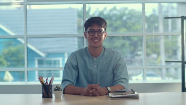 Joven Hombre Creativo Asiático Sonriendo Oficina Hombre Negocios Feliz Relajarse — Vídeos de Stock