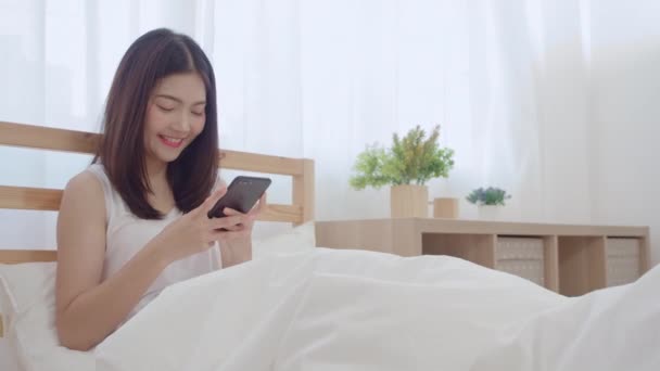 Wanita Asia Muda Yang Menggunakan Smartphone Memeriksa Media Sosial Merasa — Stok Video