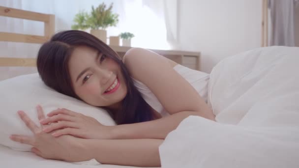 Mulher Asiática Sorrindo Deitada Cama Quarto Bela Mulher Japonesa Usando — Vídeo de Stock