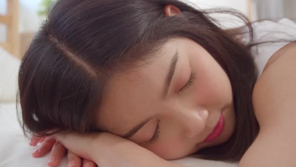 Азиатская Женщина Улыбается Лежа Кровати Спальне Женщина Проснувшись Дома Использует — стоковое видео