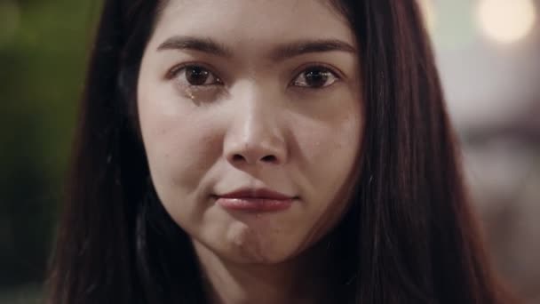 亚洲年轻女子在城市中沮丧地哭泣 青少年女性焦虑 有一个坏的情绪和绝望 而走在城市的街道在晚上的概念 — 图库视频影像
