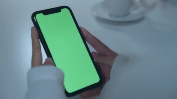 Közelről Lövés Tini Ázsiai Lány Használ Mobiltelefont Zöld Modell Kijelző — Stock videók