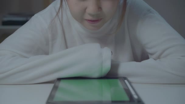 Närbild Skott Tonåring Asiatisk Tjej Använder Tablet Med Grön Mock — Stockvideo