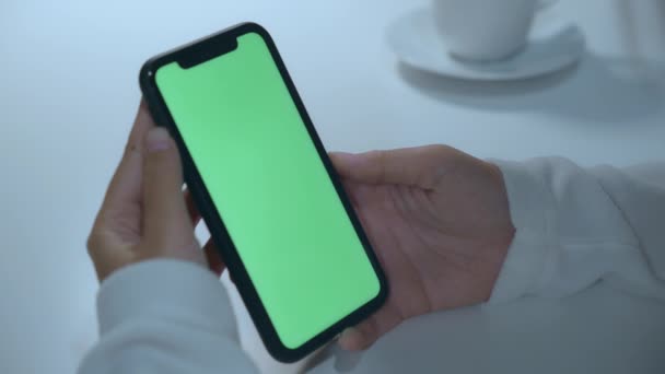 Bliska Strzał Teen Asian Girl Używa Telefonu Komórkowego Zielonym Makiety — Wideo stockowe