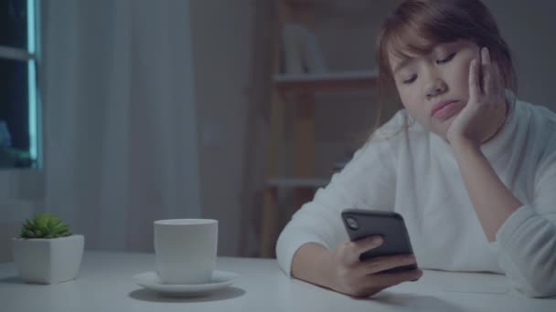 Jeune Femme Asiatique Utilisant Téléphone Portable Maison Insomnie Féminine Ennuyé — Video