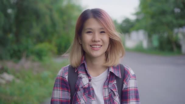 Азиатская Туристка Путешествующая Лесу Молодая Счастливая Девушка Рюкзак Улыбаясь Камеру — стоковое видео