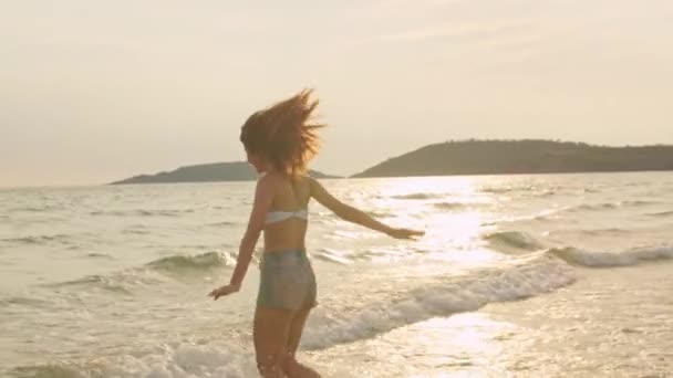 Kum Sahilinde Koşan Asyalı Bir Kadın Bikini Genç Mutlu Kadın — Stok video