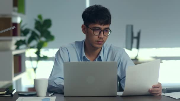 Homem Criativo Asiático Trabalhando Laptop Jovem Profissional Homem Negócios Usando — Vídeo de Stock
