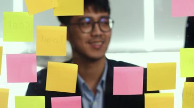 Asya yaratıcı erkek atölye ve beyin fırtınası ayna kurulu önünde Grup. Genç profesyonel iş ekibi çalışma strateji oluşturmak, iş durumu, Loft ofis kavramı başlangıç. Yavaş çekim.