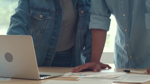 Joven Reunión Equipo Creativo Asiático Trabajando Ordenador Portátil Grupo Hombres — Vídeo de stock