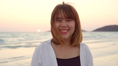 Sahilde mutlu Genç Asyalı kadın duygu, güzel kadın mutlu Relax geceleri günbatımı deniz yakın plajda gülümseyen eğlenceli. Lifestyle kadınlar Plaj konsepti seyahat.