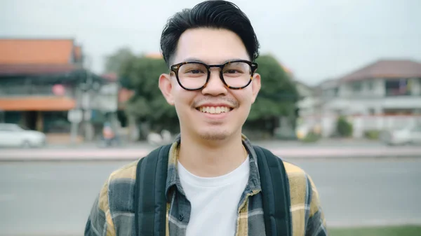 Homem asiático viajante sentindo-se feliz sorrindo para câmera viagem de férias em Ayutthaya, Tailândia, mochileiro macho desfrutar de sua jornada no marco incrível na cidade tradicional. Estilo de vida homens viajar férias conceito — Fotografia de Stock