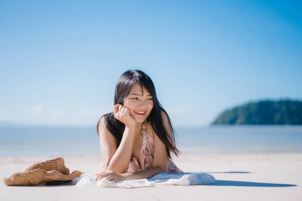 Красива молода Азіатська жінка, що лежить на пляжі щасливого відпочинку біля моря. Спосіб життя жінки подорож на пляжі концепція. — стокове фото