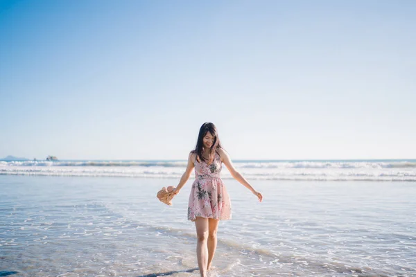 Молода Азіатська жінка, що ходить на пляжі. Красива жінка щаслива релакс прогулянки на пляжі біля моря, коли захід сонця ввечері. Спосіб життя жінки подорож на пляжі концепція. — стокове фото
