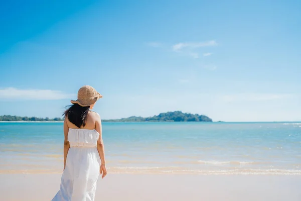 Jovem mulher asiática bonita feliz relaxar andando na praia perto do mar. Estilo de vida as mulheres viajam no conceito de praia . — Fotografia de Stock