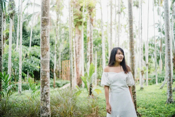 젊은 아시아 여성은 숲에서 휴식, 아름다운 여성은 자연에서 휴식 시간을 사용하여 행복. 라이프 스타일 여성은 숲 개념으로 여행. — 스톡 사진