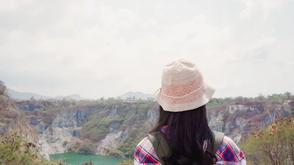 Wanderin asiatische Backpacker Frau zu Fuß auf den Gipfel des Berges, Frauen genießen ihren Urlaub auf Wanderabenteuer Gefühl von Freiheit. Lifestyle-Frauen reisen und entspannen in Freizeit-Konzept. — Stockfoto