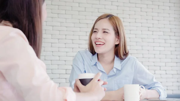 Les femmes d'affaires asiatiques aiment boire du café chaud, discuter du travail et bavarder tout en se relaxant en travaillant au bureau. Smart Business Women concept de réunion sociale . — Photo