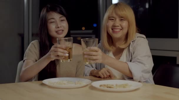 Lesbische Lgbtq Vrouwen Paar Feestje Thuis Vrouwelijke Drinken Bier Met — Stockvideo