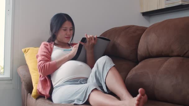 Junge Asiatische Schwangere Zeichnet Baby Bauch Notizbuch Mutter Glücklich Lächelt — Stockvideo