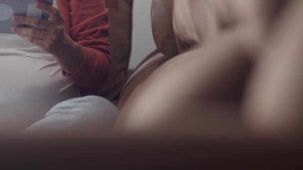 아시아 태블릿 정보를 엄마는 집에서 거실에 소파에 아이를 돌보면서 긍정적이고 — 비디오