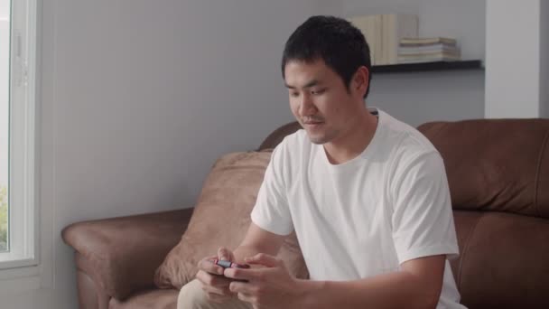 Joven Hombre Asiático Usando Joystick Jugando Videojuegos Televisión Sala Estar — Vídeo de stock