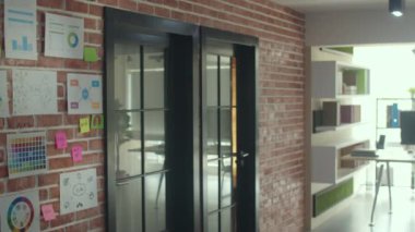 Asya yaratıcı adam kağıt tahtası üzerinde iş planı arıyor ayakta. Genç profesyonel iş erkek düşünmek ve tuğla bilgi hatırlatma yazmak, iş durumu, Loft ofis kavramı başlangıç.