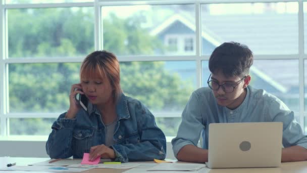 Unga Asiatiska Creative Team Möte Arbetar Laptop Grupp Affärsman Och — Stockvideo