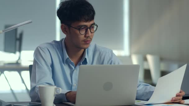 Asiatischer Kreativer Der Laptop Arbeitet Junge Professionelle Unternehmer Männlich Mit — Stockvideo