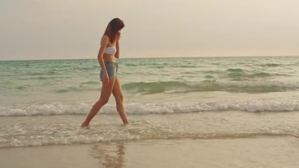 Donna Asiatica Piedi Sulla Spiaggia Sabbia Giovane Donna Felice Bikini — Video Stock