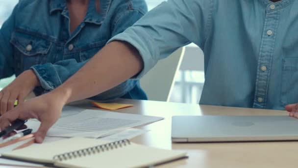 Jeune Équipe Créative Asiatique Bureau Clair Après Réunion Groupe Hommes — Video