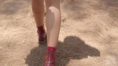 Asyalı yürüyüşçü kadın ormanda trekking. Dağ botları giyerek orman yolunda yürüyen kızlar yolculuk, doğa ve macera gezisi, sonbahar tatil tatil konsepti dağ ağacına tırmanmak. Yavaş çekim.