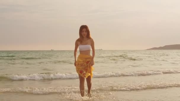 Mujer Asiática Sonriendo Playa Arena Joven Mujer Feliz Bikini Relajarse — Vídeo de stock