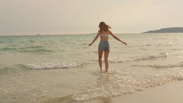 Mulher Asiática Andando Praia Areia Jovem Mulher Feliz Biquíni Relaxar — Vídeo de Stock