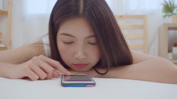 Ralenti Jeune Femme Asiatique Utilisant Smartphone Vérifier Les Médias Sociaux — Video