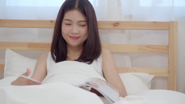 Belle Jeune Femme Asiatique Attrayante Lisant Livre Tout Étant Couchée — Video