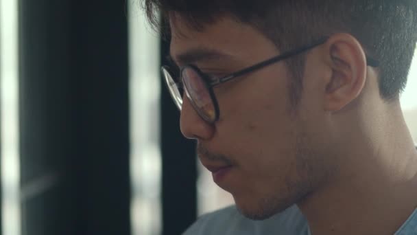 Asiatique Homme Créatif Dessin Plan Travail Sur Carton Jeune Homme — Video