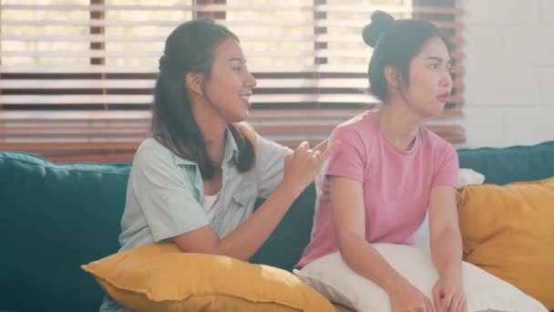 若いレズビアンLgbtqアジアの女性カップルは 自宅で一緒に怒っている紛争 アジアの女性の悲しい飛行は リビングルームでソファに迷惑 ティーンエイジャーの若い女の子が動揺し 不幸な概念 スローモーション — ストック動画