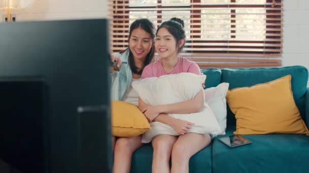 Jóvenes Asia Lesbianas Lgbtq Mujeres Pareja Viendo Televisión Casa Asiática — Vídeos de Stock